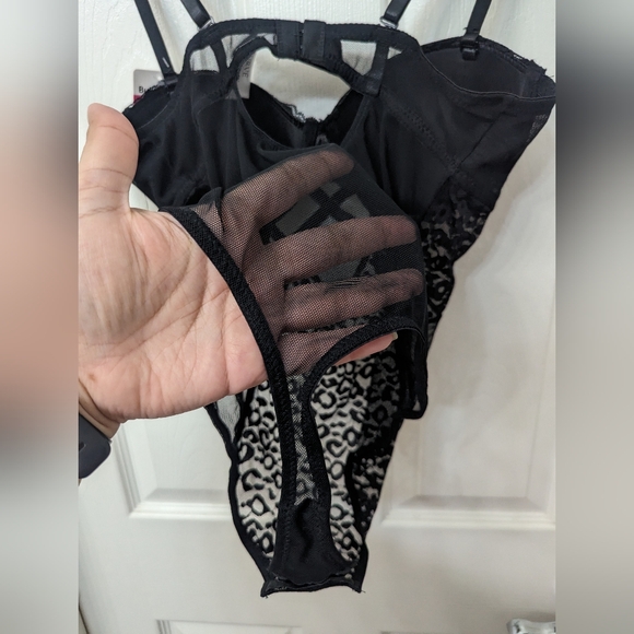 Curve Necessities Bodysuit with Built-in 5 way Convertible - Picture 8 of 9